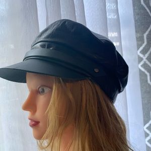 Lola Black Leather Cap M